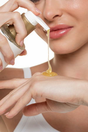 Óleo demaquilante da Jardim Brasil, frasco lateral, dermocosmético para remover maquiagem e impurezas da pele.