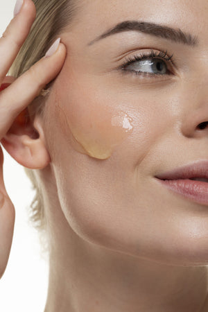 Óleo demaquilante da Jardim Brasil, frasco lateral, dermocosmético para remover maquiagem da pele facial.