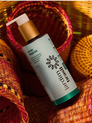 Gel de limpeza dermocosmético Jardim Brasil, com textura suave e fórmula delicada para pele limpa e revitalizada.