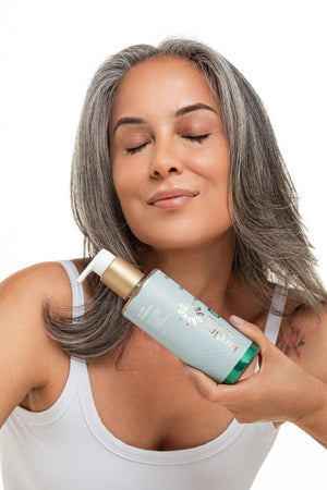Gel de limpeza dermocosmético Jardim Brasil, frasco com textura transparente e tampa branca, adequado para cuidados faciais.