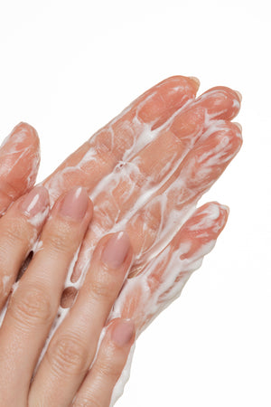 Gel de limpeza dermocosmético Jardim Brasil com textura suave e embalagem em tubo branco, ideal para cuidado facial.