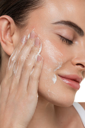 Gel de limpeza dermocosmético Jardim Brasil com embalagem branca e detalhes verdes, ideal para cuidados faciais.