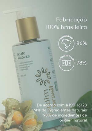 Frasco do Gel de Limpeza da Jardim Brasil em card com os dizeres fabricação 100% brasileira e os índices de ingredientes naturais segundo a ISO 16128.